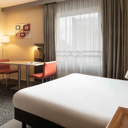 מלון דירות Adagio La Defense Esplanade 4*