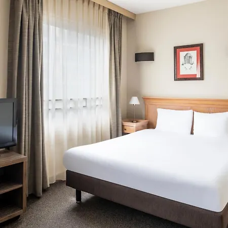 Adagio La Defense Esplanade מלון דירות 4*
