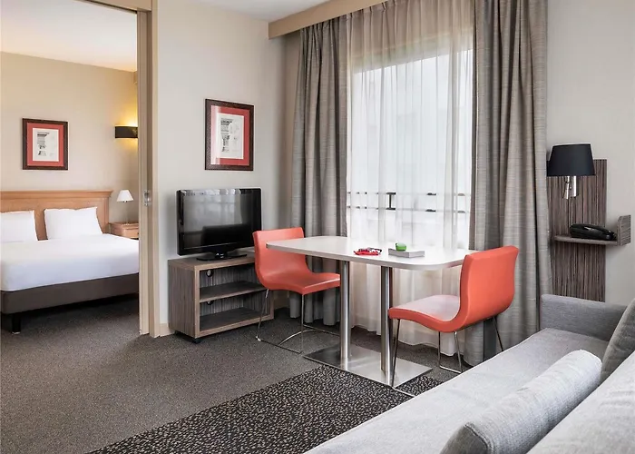 Adagio La Defense Esplanade מלון דירות 4*